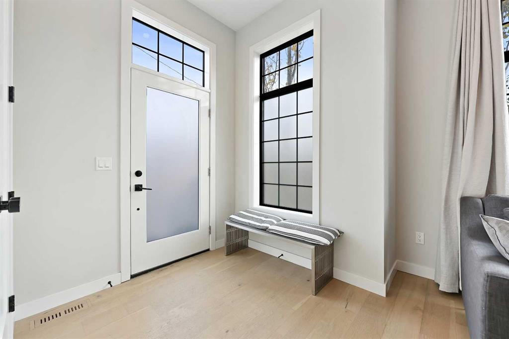 4929 20 Street SW photo 2