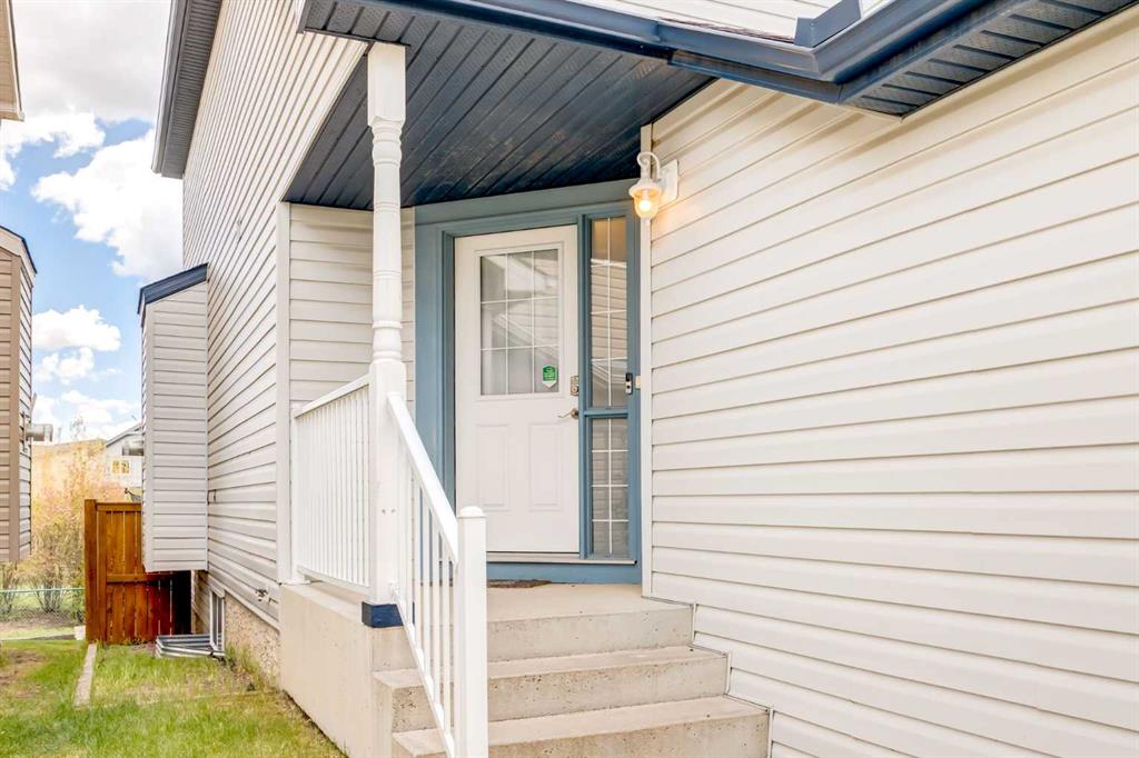 324 Evermeadow Road SW photo 2