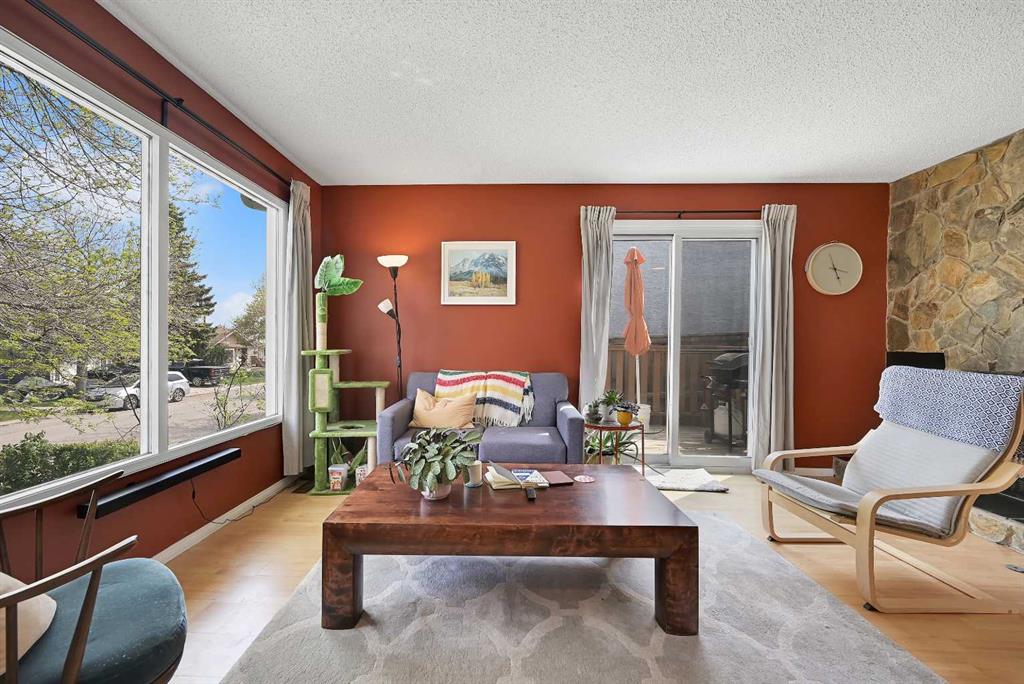 160 Strathcona Close SW photo 3