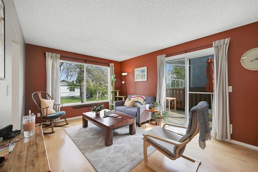 160 Strathcona Close SW photo 4