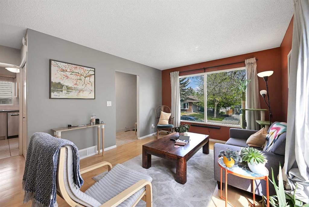 160 Strathcona Close SW photo 5