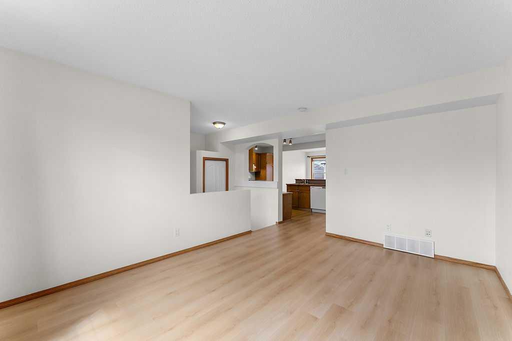 108 Everstone Rise SW photo 5