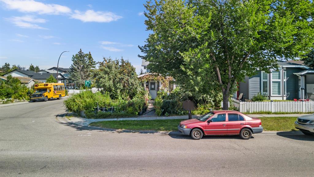 16 Tararidge Drive NE photo 2