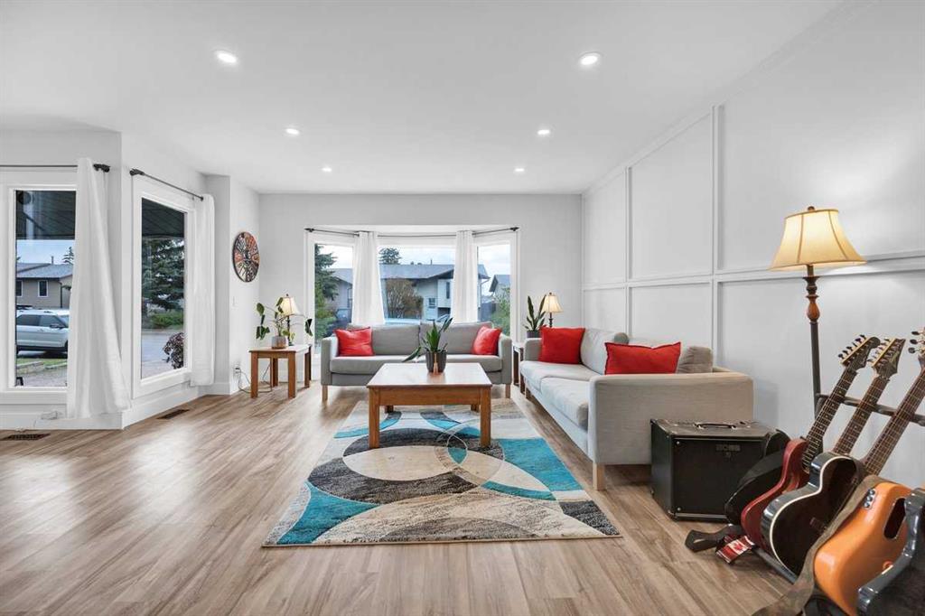 22 Sandstone Crescent SE photo 3