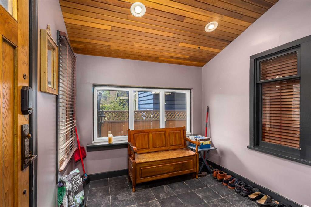 3035 4 Street SW photo 2