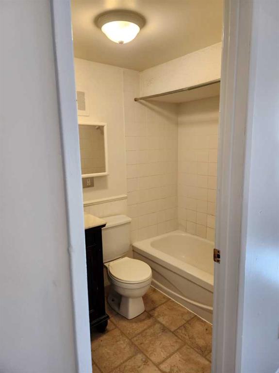 638 640 68 Avenue SW photo 3