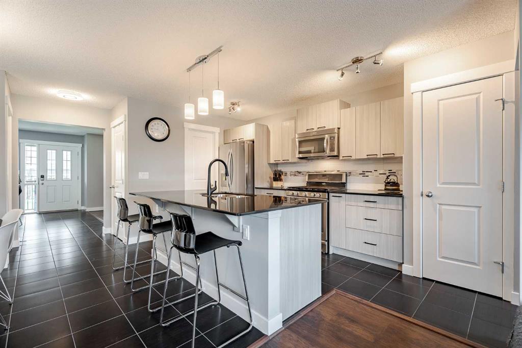110 Skyview Ranch Manor NE photo 2