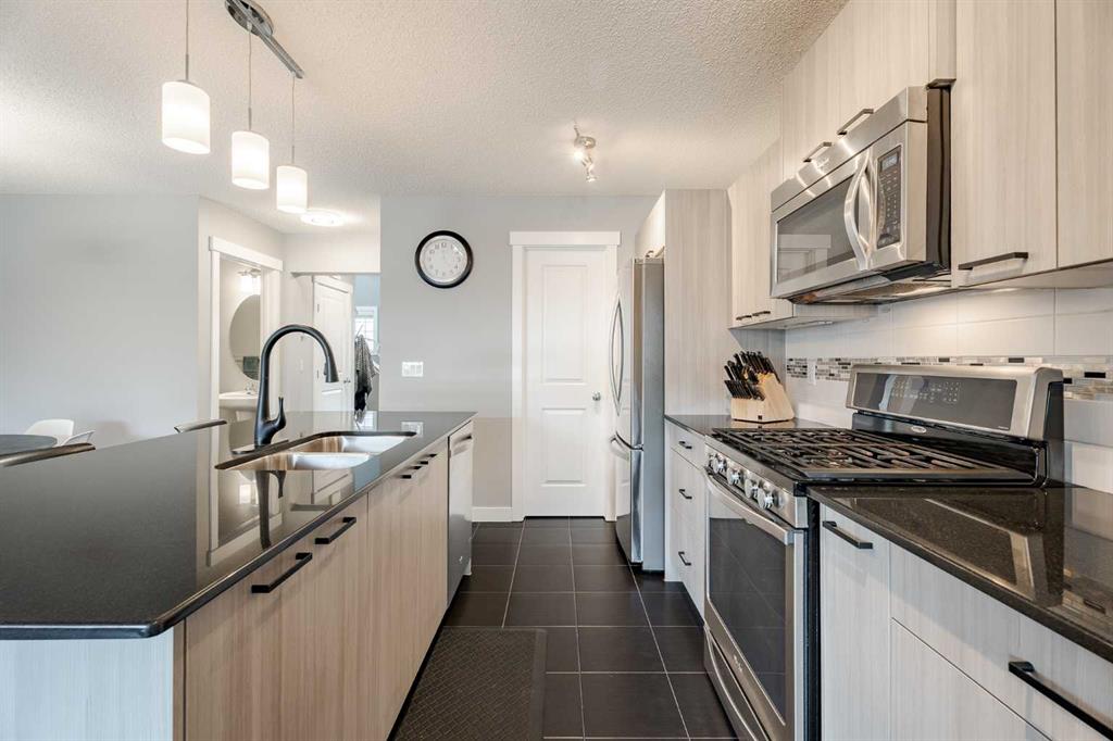 110 Skyview Ranch Manor NE photo 4