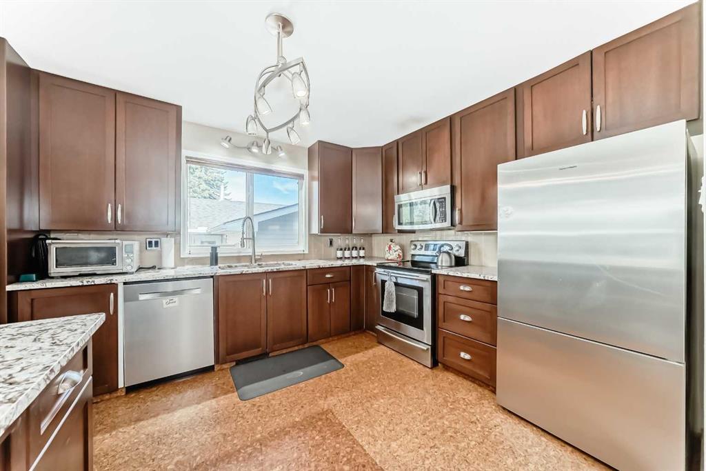 1319 104 Avenue SW photo 3