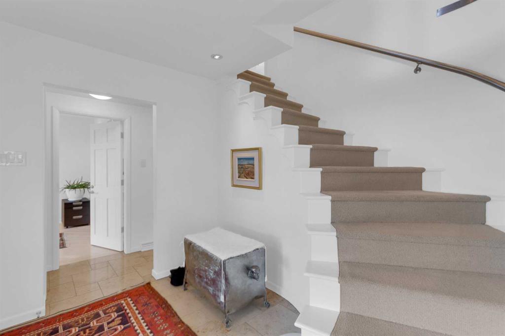 4615 14A Street SW photo 3