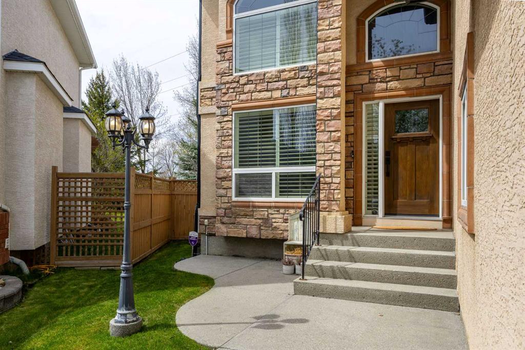 22 Strathridge Court SW photo 3