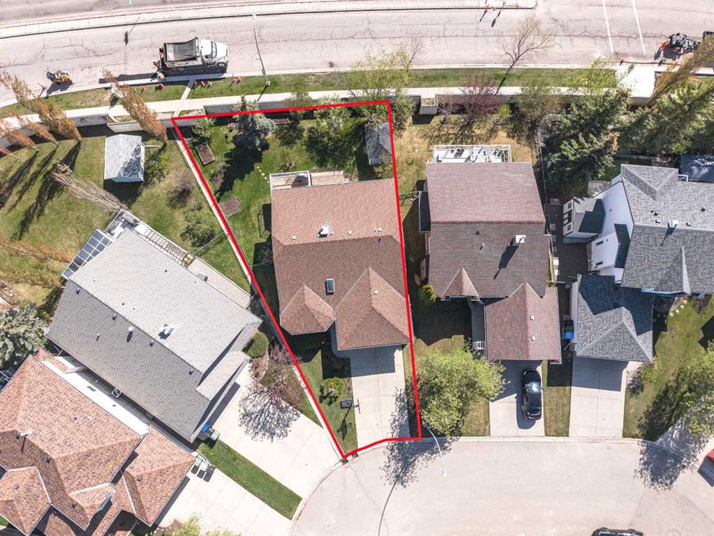 149 Sceptre Court NW photo 2
