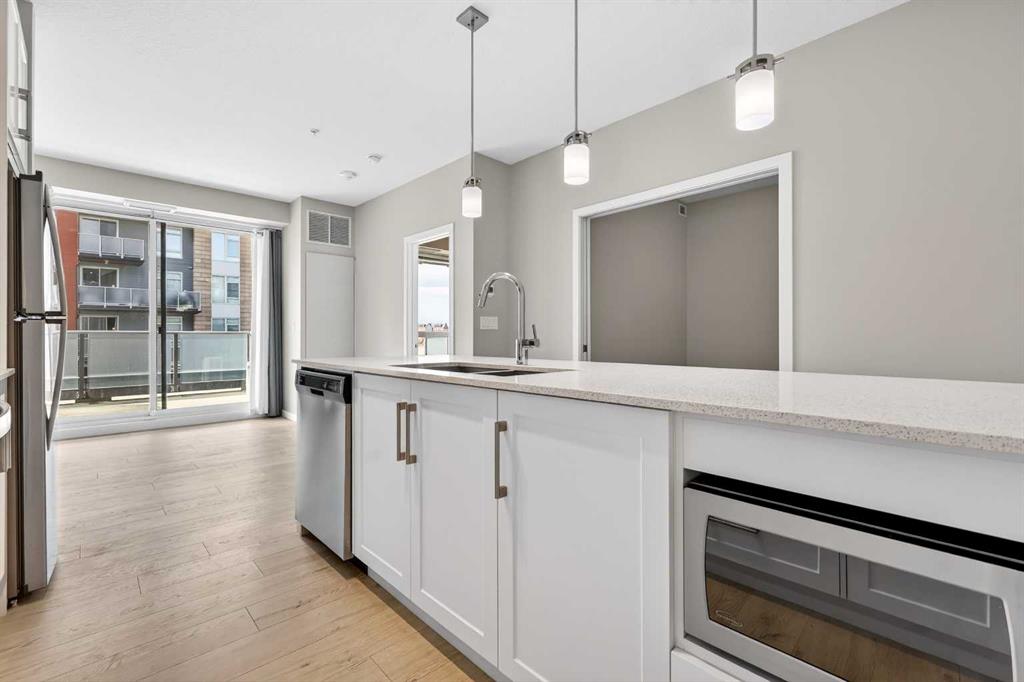 122 Mahogany Centre SE #403 photo 3