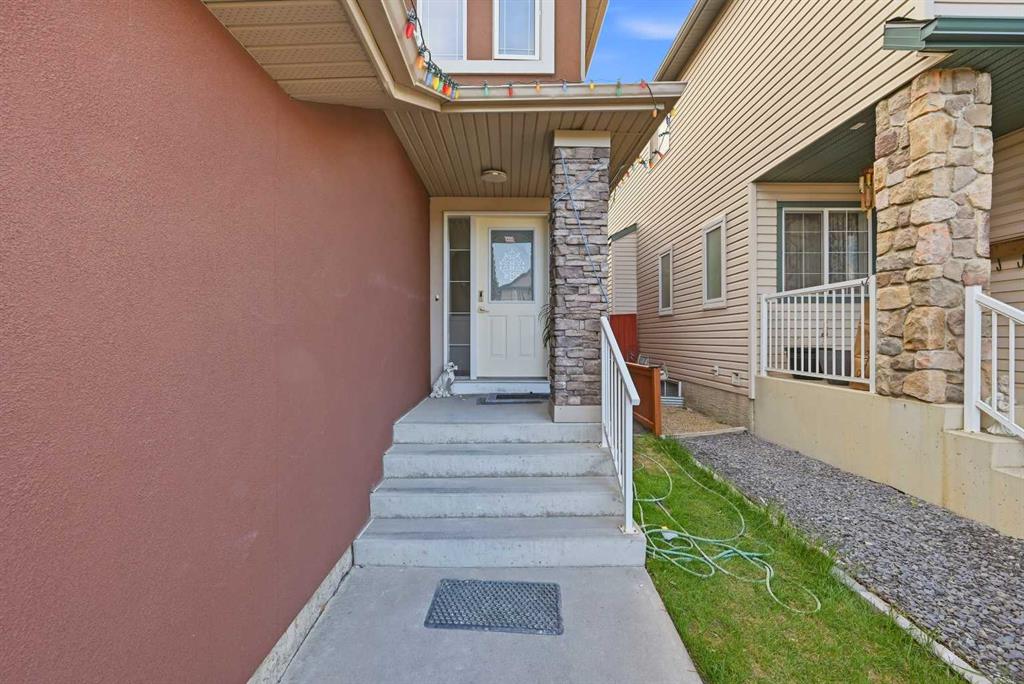 88 Saddletree Close NE photo 3