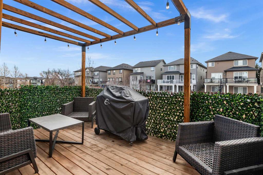 243 Silver Spruce Grove SW photo 3