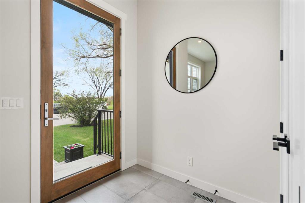 1141 Renfrew Drive NE photo 3