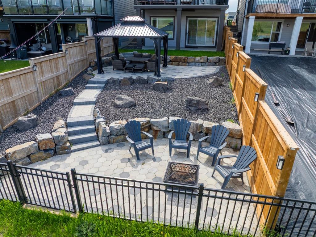 152 Cranbrook Gardens SE photo 2