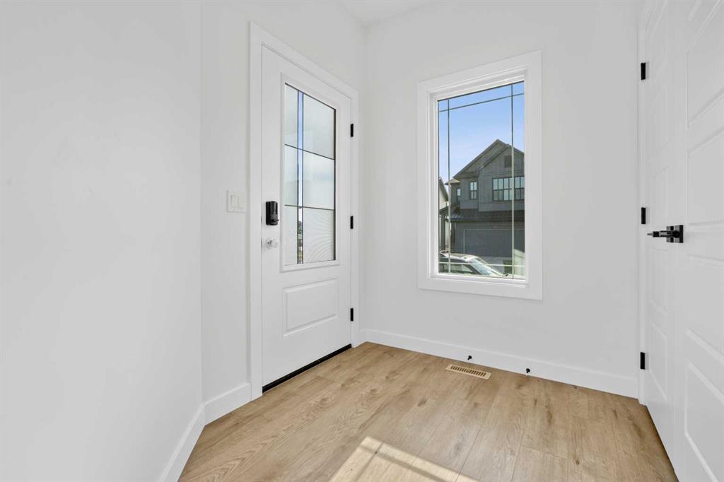 571 Buffaloberry Manor SE photo 3