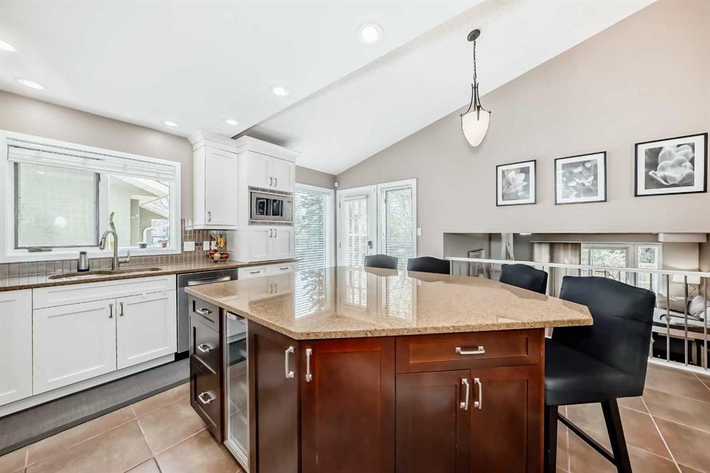 139 Wood Valley Bay SW photo 3