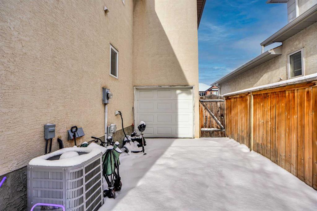 6 Strathridge Way SW photo 4