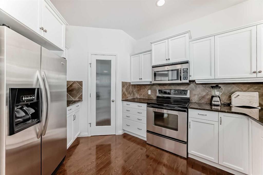 27 Aspen Hills Close SW photo 3