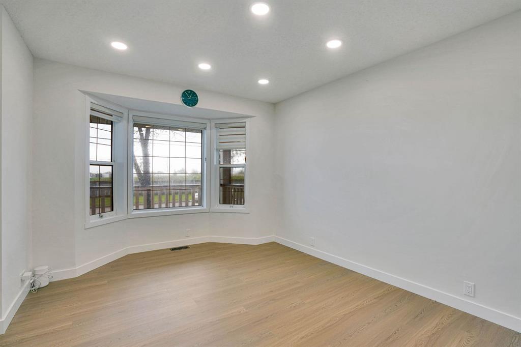 112 Martinglen Close NE photo 4