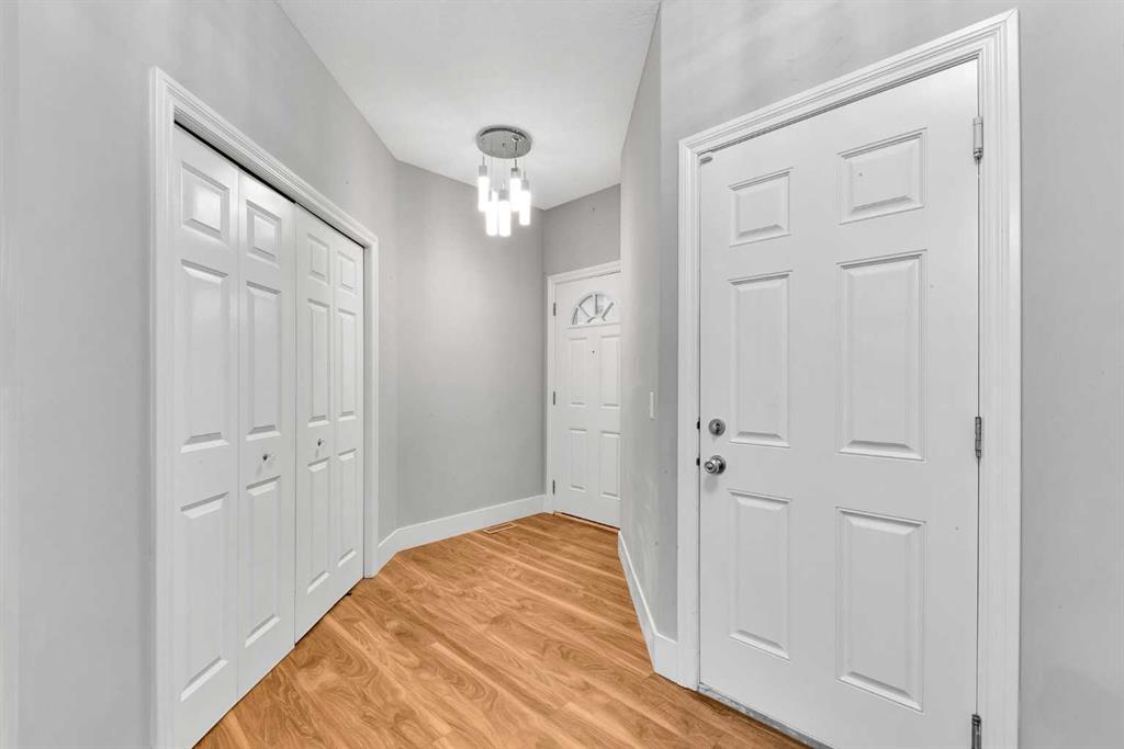 197 Royal Crest View NW photo 2