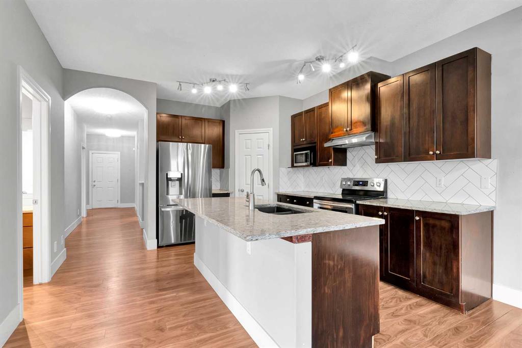 197 Royal Crest View NW photo 3