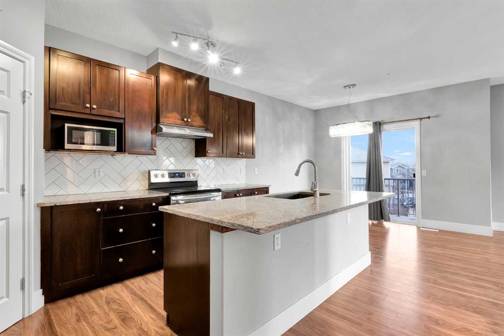 197 Royal Crest View NW photo 4