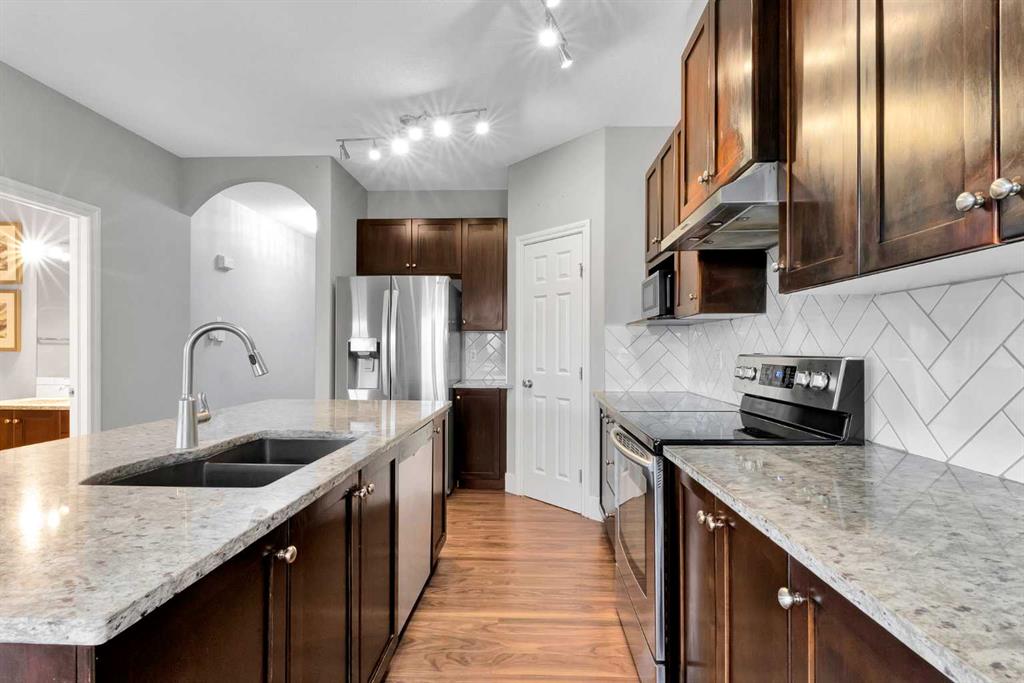 197 Royal Crest View NW photo 5