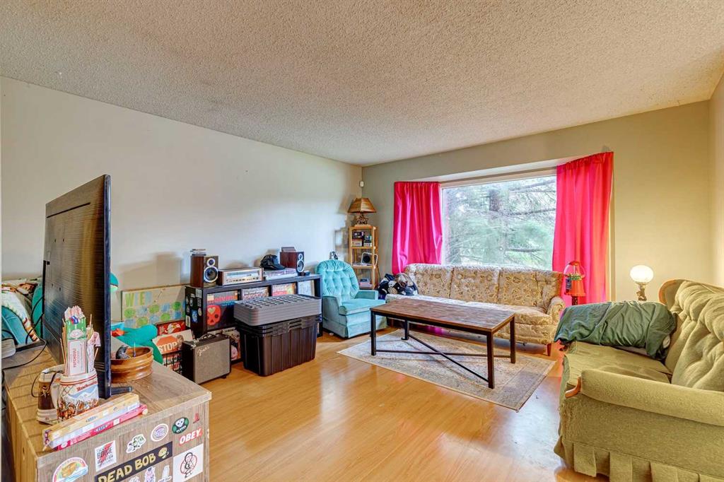 864 Queensland Drive SE photo 4