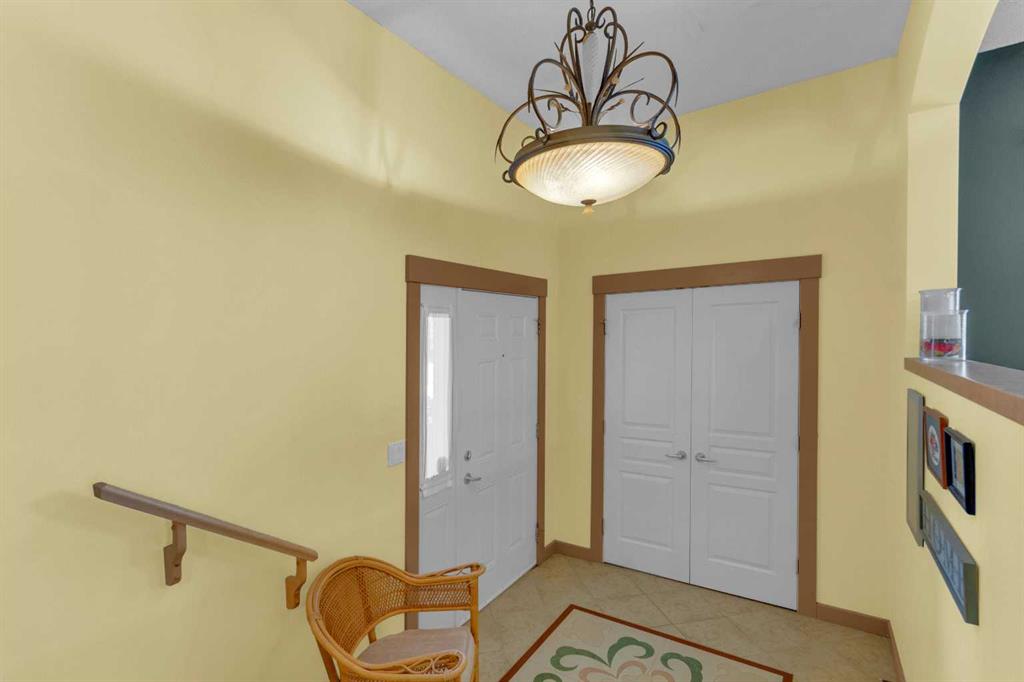 8 Elmont Court SW photo 4