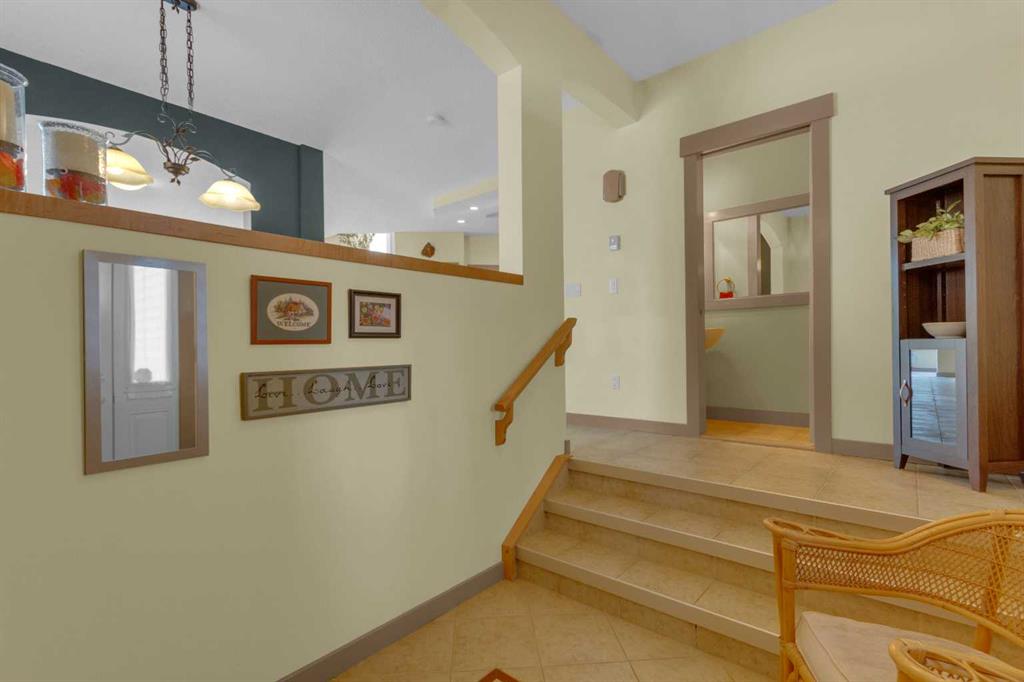 8 Elmont Court SW photo 5