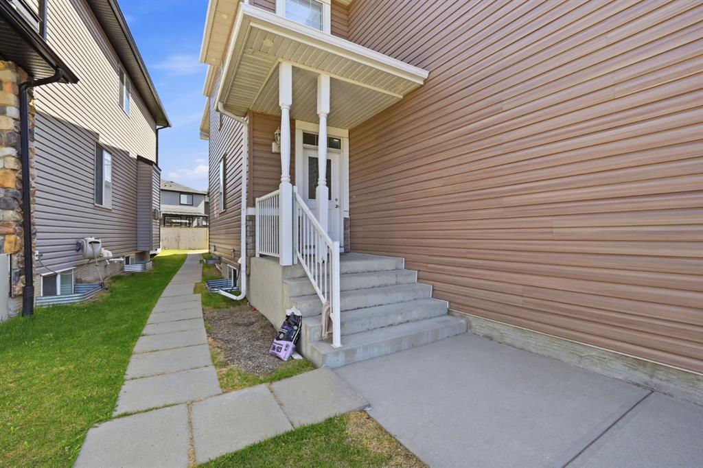 591 Taralake Way NE photo 2