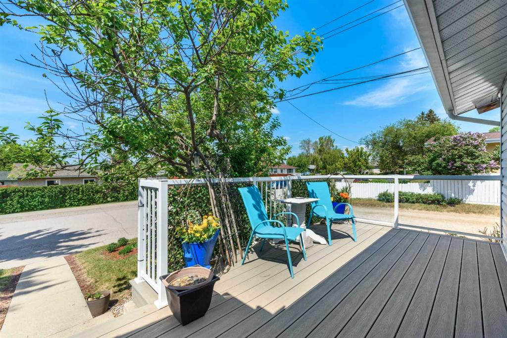 208 Van Horne Crescent NE photo 3