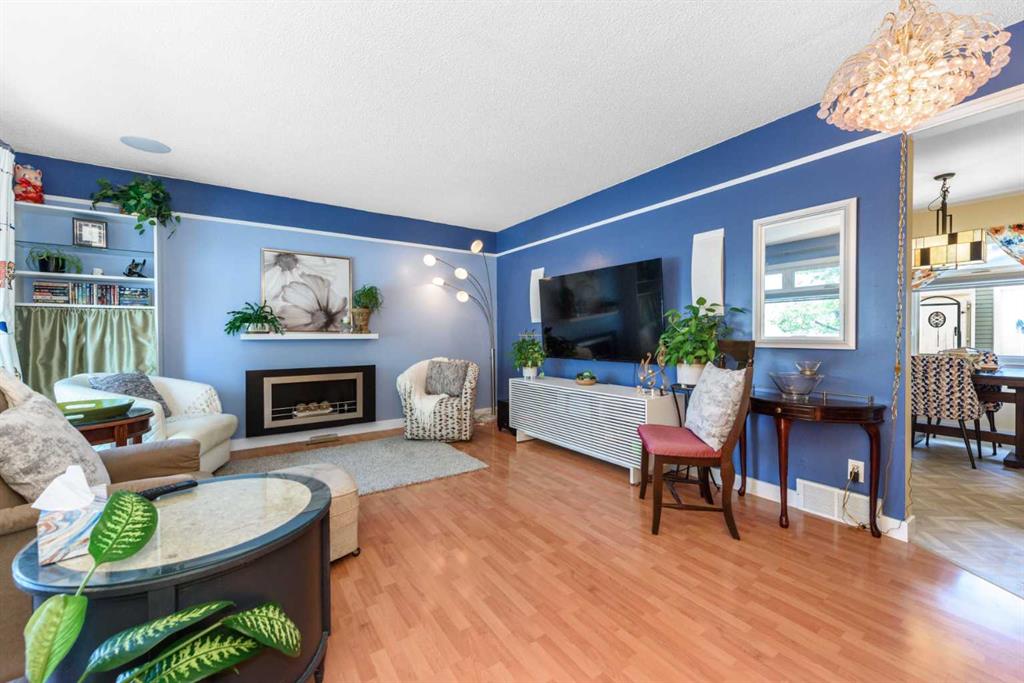 208 Van Horne Crescent NE photo 4