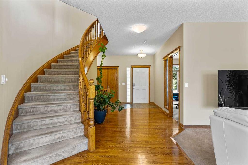 322 Hampstead Way NW photo 2