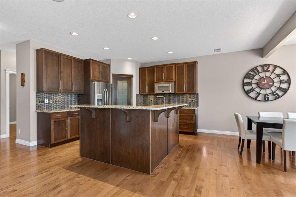 159 Sherwood Crescent NW photo 2