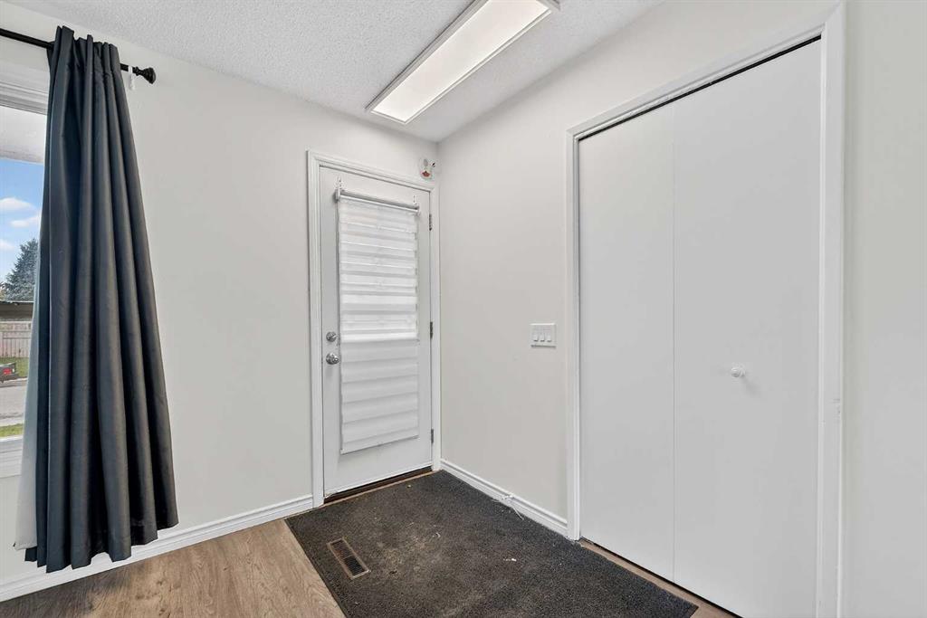 1608 54 Street SE photo 3