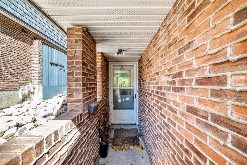 400 Brae Glen Crescent SW photo 4