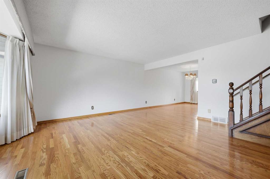 480 Berkley Crescent NW photo 3