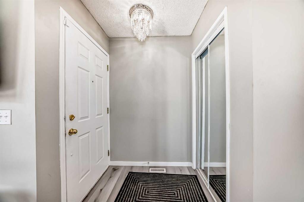 111 Martin Crossing Close NE photo 2