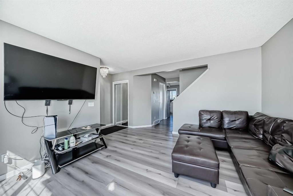 111 Martin Crossing Close NE photo 4