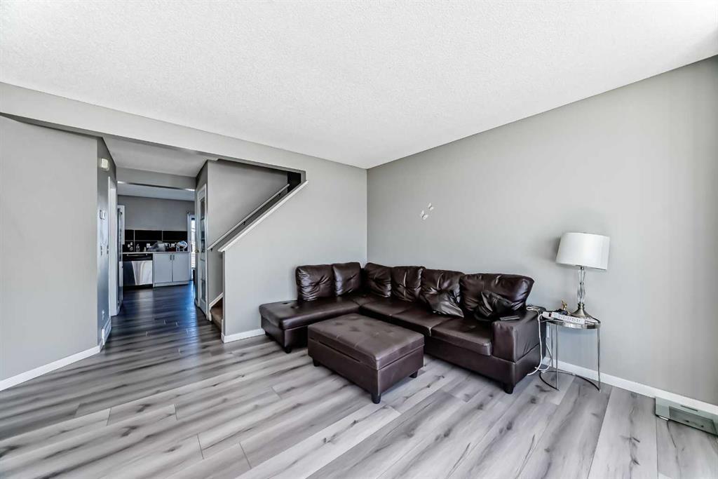 111 Martin Crossing Close NE photo 5