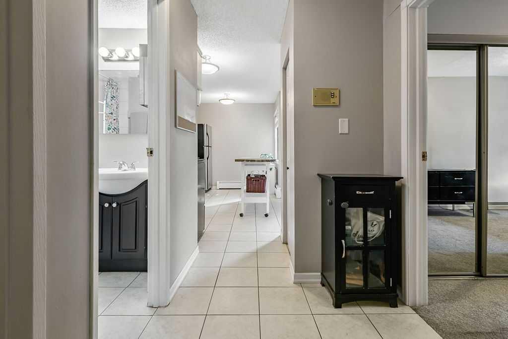 618 2 Avenue NW #201 photo 3