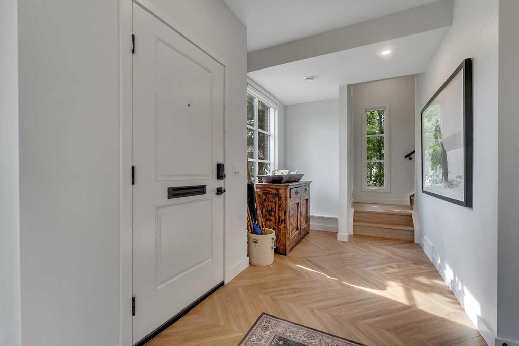 4305 16 Street SW photo 2