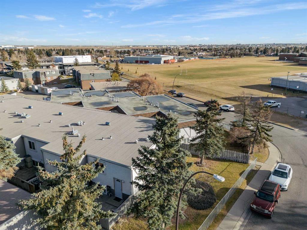 455 Huntsville Crescent NW #1 photo 2