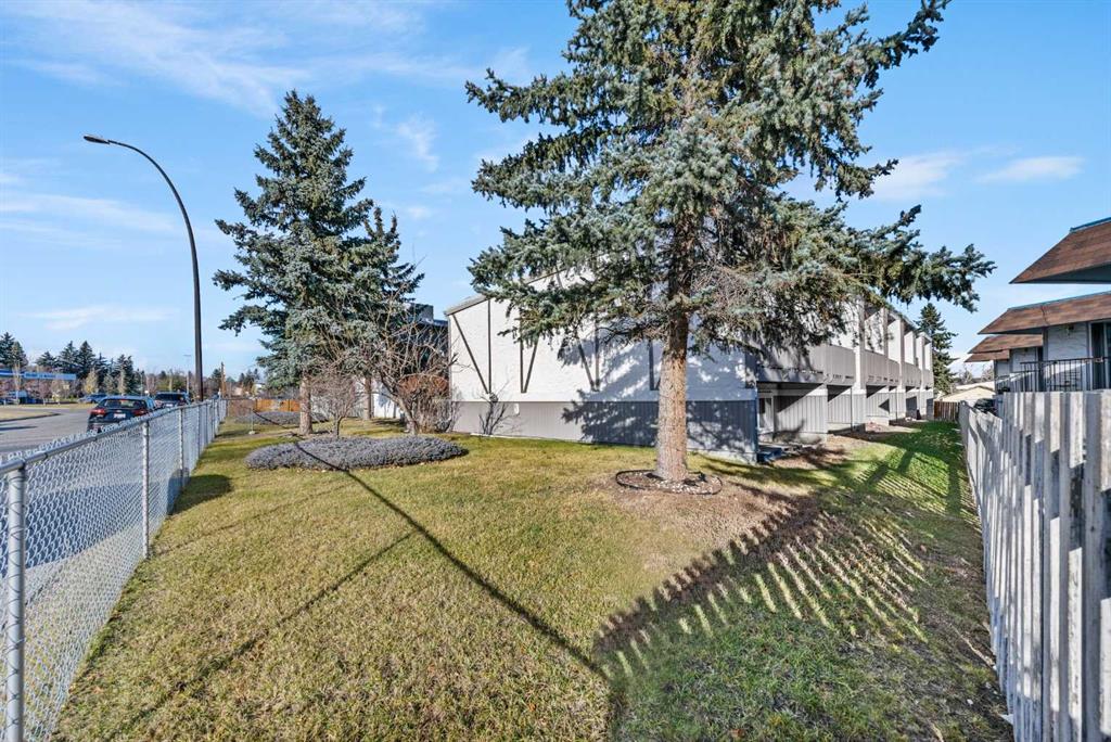 455 Huntsville Crescent NW #1 photo 4