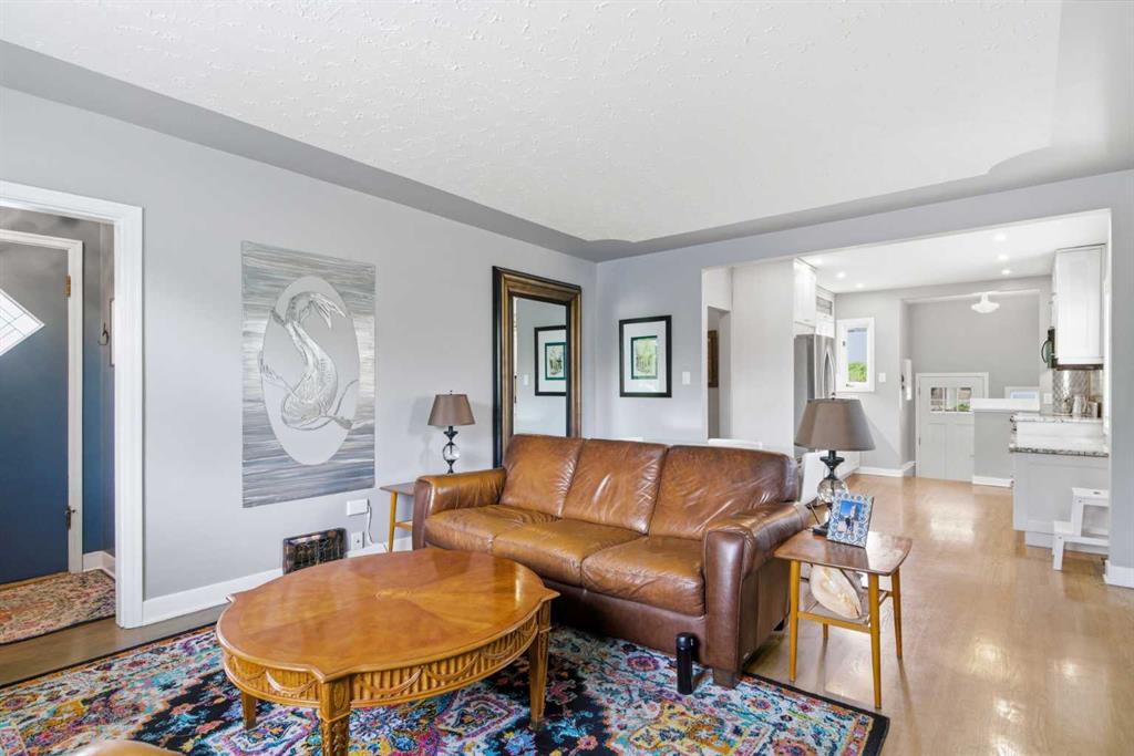 1945 Mountview Crescent NE photo 2