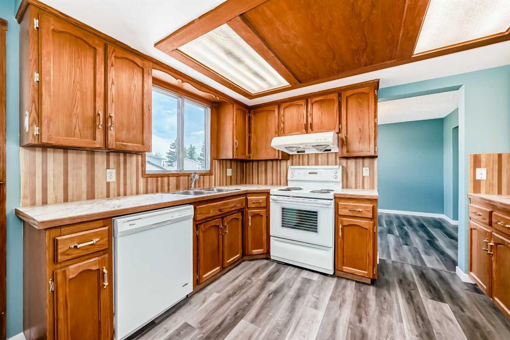 4308 55 Street NE photo 3